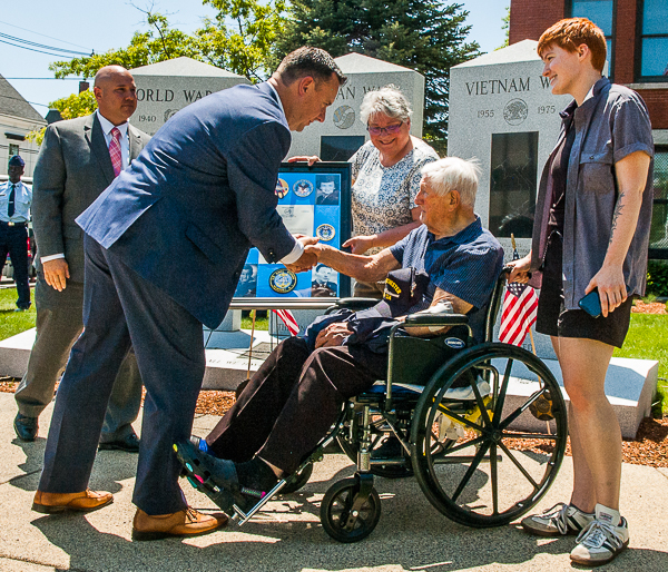 Mayor Bettencourt recognizes & congratulates veteran for long service in city